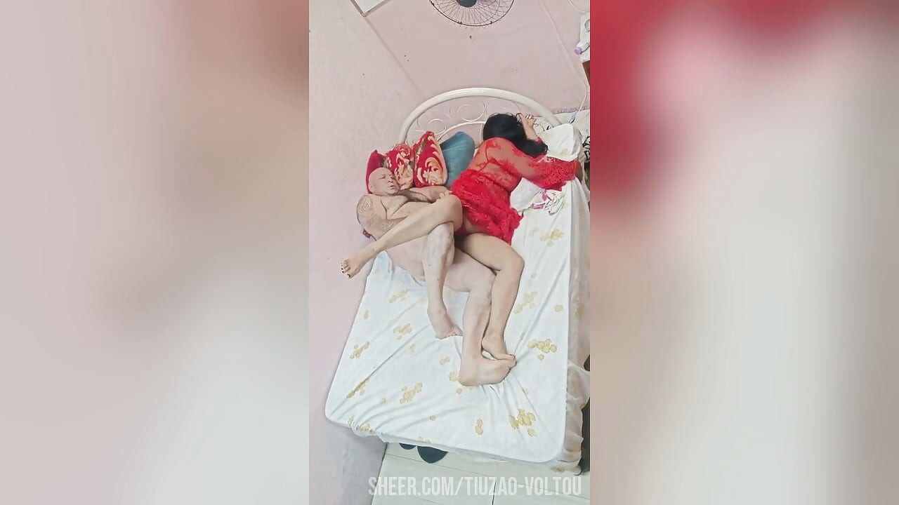 SEDUCTIVE BRUNETTE WANTS CROWN