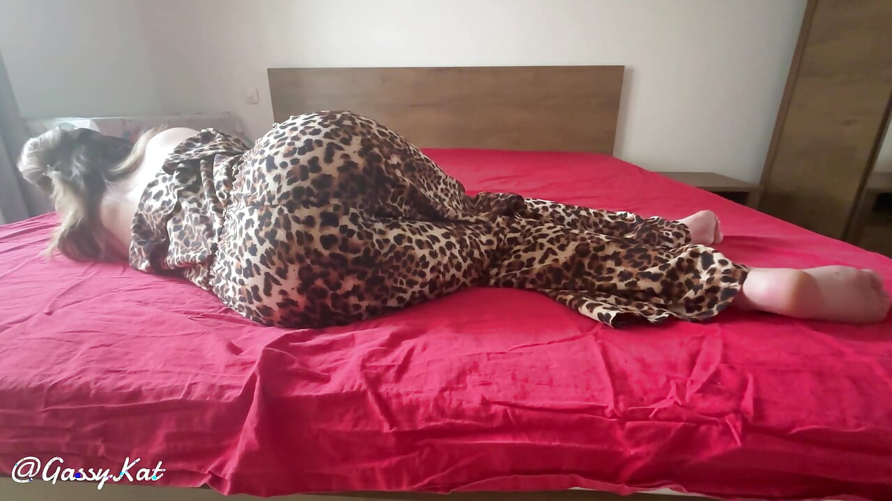 Matură Pj Stinky Farts în pat roșu