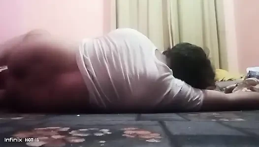 Ngentot di rumah membuatnya cokelat indah panas