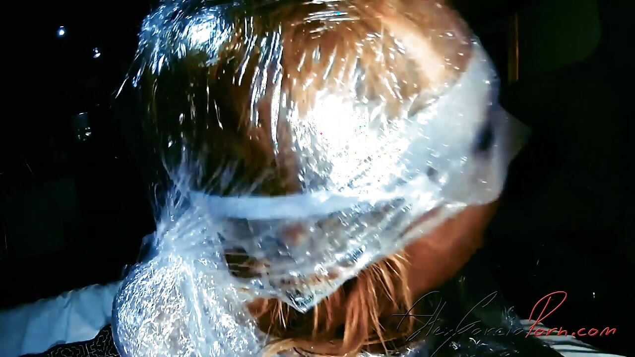 Sıska kadın plastikle sarılmış ve deliklere sikiliyor - İspanyolca porno