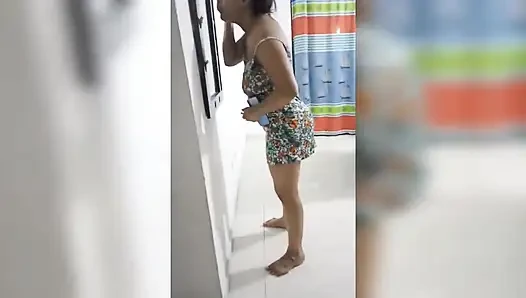 Üvey kız kardeşim için tırnaklarını yapmak için bir kit aldım ve çok mutlu ama ona bana porno videosu çekerek bana ödemesini söyledim