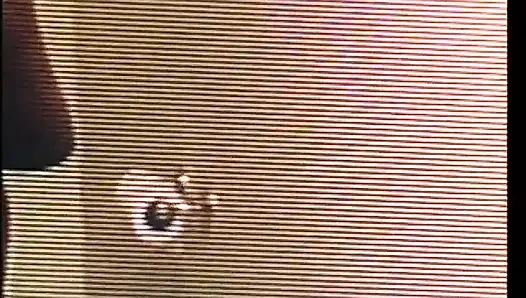 Uzun saçlı gilr siyah delikanlının direği için bacaklarını geniş açıyor