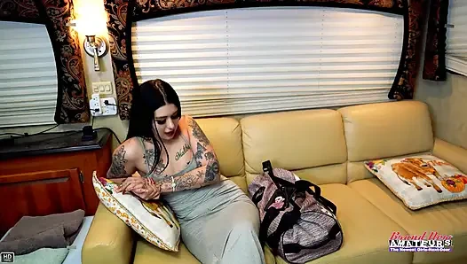 Pantat bahenol mahasiswal rambut cokelat dengan kostum maliboo dijilat habis-habisan sampai dia mengerang keenakan!