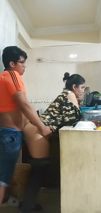 سخيف في المطبخ مع الخادمة