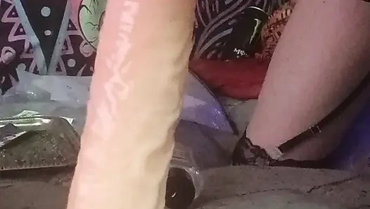 Büyük dildomu gırtlağına kadar alırken titreyen göt tıkacım ve yarak halkamla oynuyorum