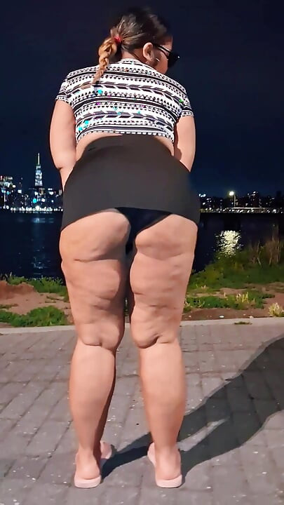 Leg tease - mini saia - coxas grossas - Angie Love - bbw - mulher porto-riquenha - chinelos