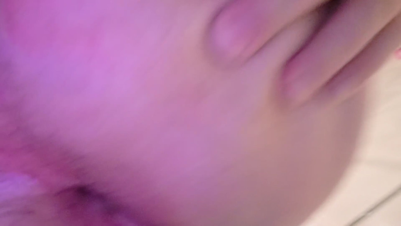 剃られた睾丸とお尻のクローズアップ