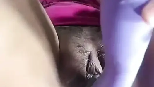 Hintli kadın götüne dildo sokuyor ve su çıkarılıyor eğlenceli mastürbasyon Hintçe sesli mastürbasyon dildo