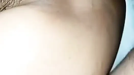 İnleyen Nepalli yenge evde kocasının önünde sikişiyor