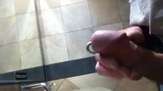 Rebentando uma noz em um banheiro público