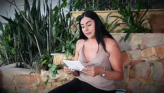 İş görüşmesi kontrolden çıkıyor ve sonunda seks yapıyoruz