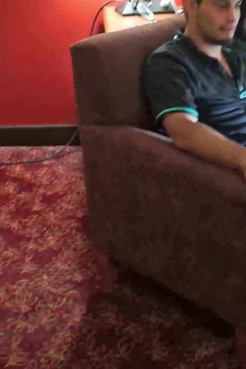 用足球运动员的腿吮吸猛男