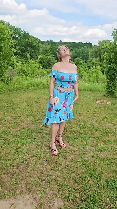 Real TOPLESS MOMMY Outside Mature MILF BIG TIT in the Sunshine