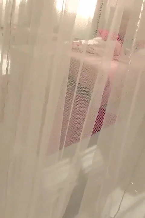 热辣的阿拉伯女郎Aysha醒来并被中出