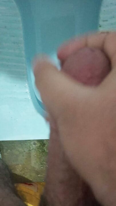 ครั้งแรกที่ฉันช่วยตัวเอง และฉันรู้สึกดีมากกับควยใหญ่ของฉัน