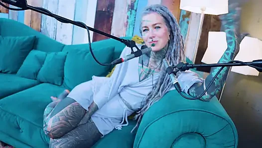 R hakkında konuşuyorum - r - r - asmr podcast sfw konuşuyor gotik sıska kız dreadlocks dövmeli model dövmeli kız