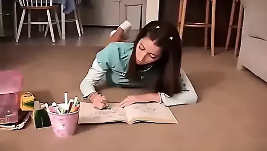 Симпатичная американская 18-летняя Chloe 18 играет с Crayons