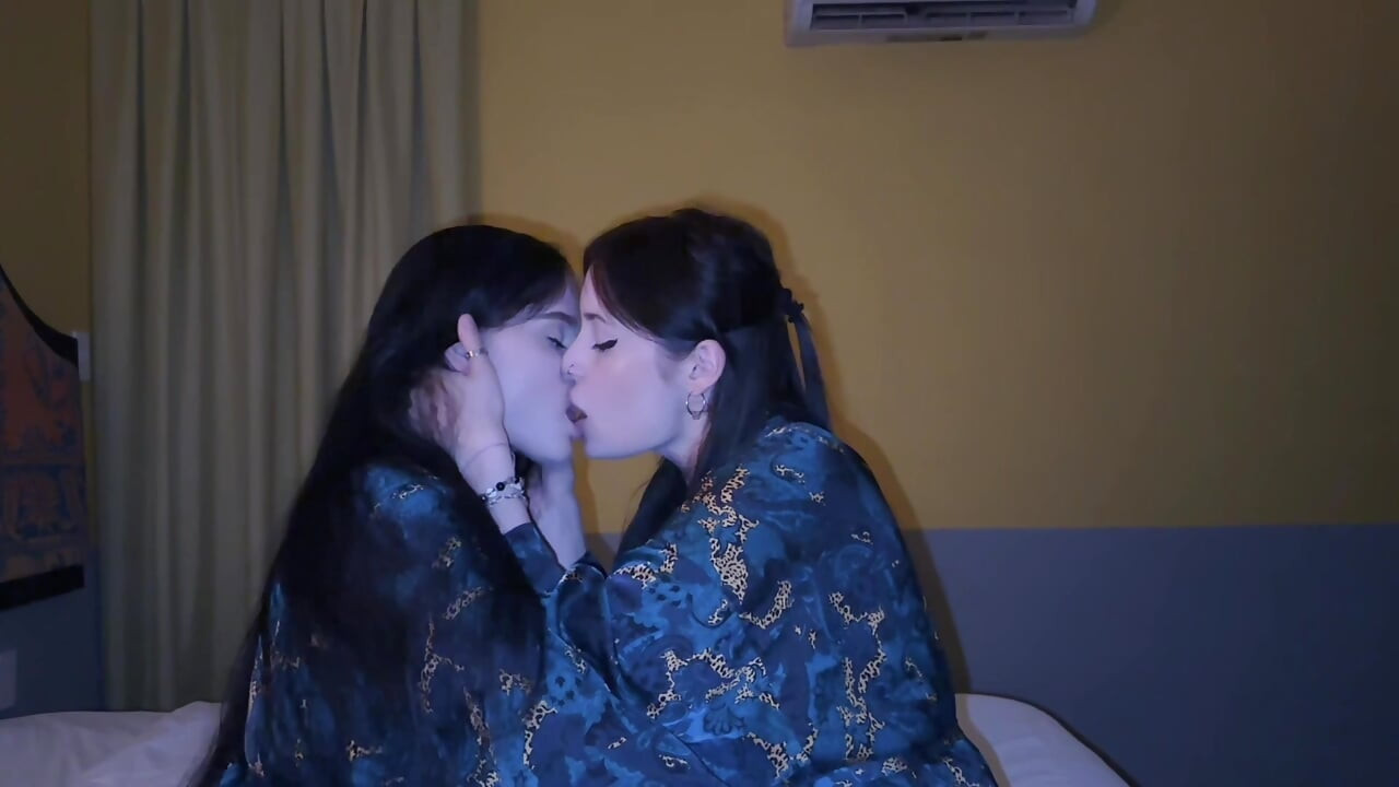 오르가즘과 레즈 키스의 야생 모음집