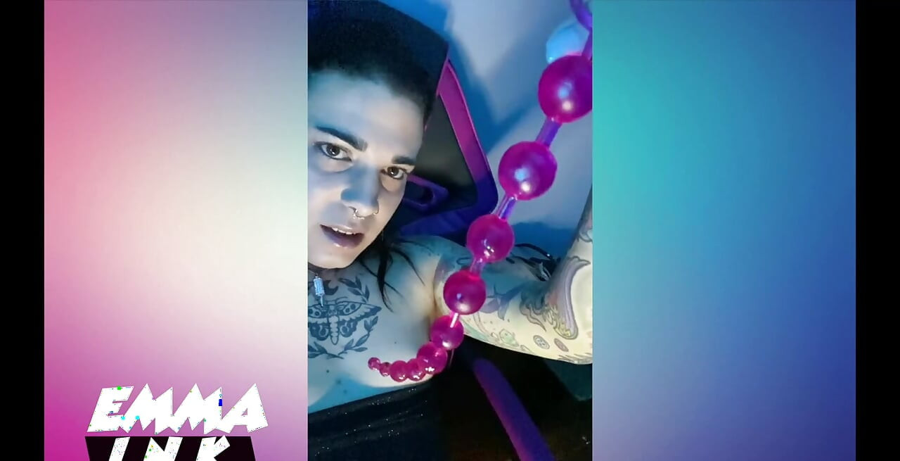 Moj dečko je igrao FIFA-u i u međuvremenu sam se odlučila igrati s guzicom i onim analnim kuglicama koje su davale vruću drkanje