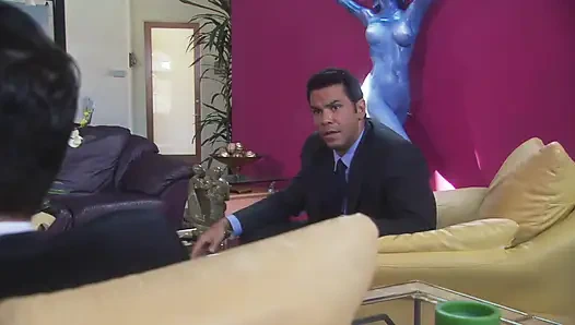 Сногсшибательная брюнетка раздвигает ноги для жесткого члена