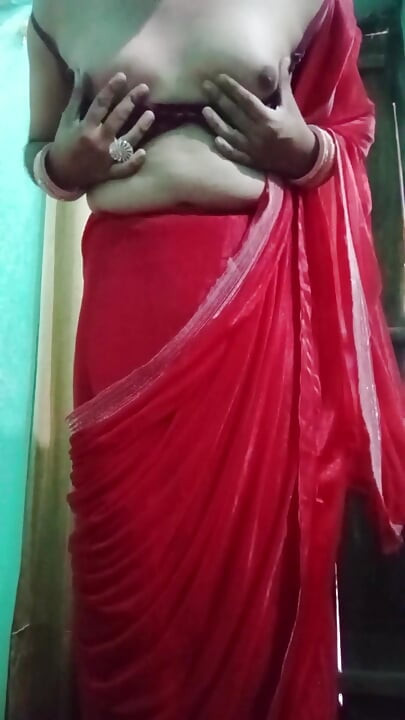 Indian Gay Crossdresser Bottom Gaurisissy Presarea sânii ei mari și se simte excitat în sari roșu cu Jwellery grele