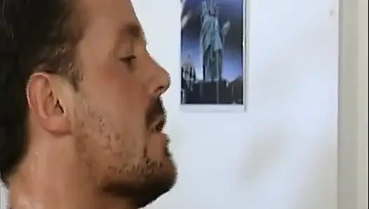 Немецкая горячая мама-брюнетка с большими сиськами скачет на толстом хуе в винтажном видео