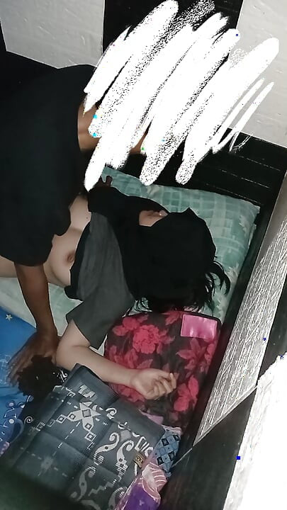 O prazer da minha buceta estreita e pele branca da minha mulher asiática