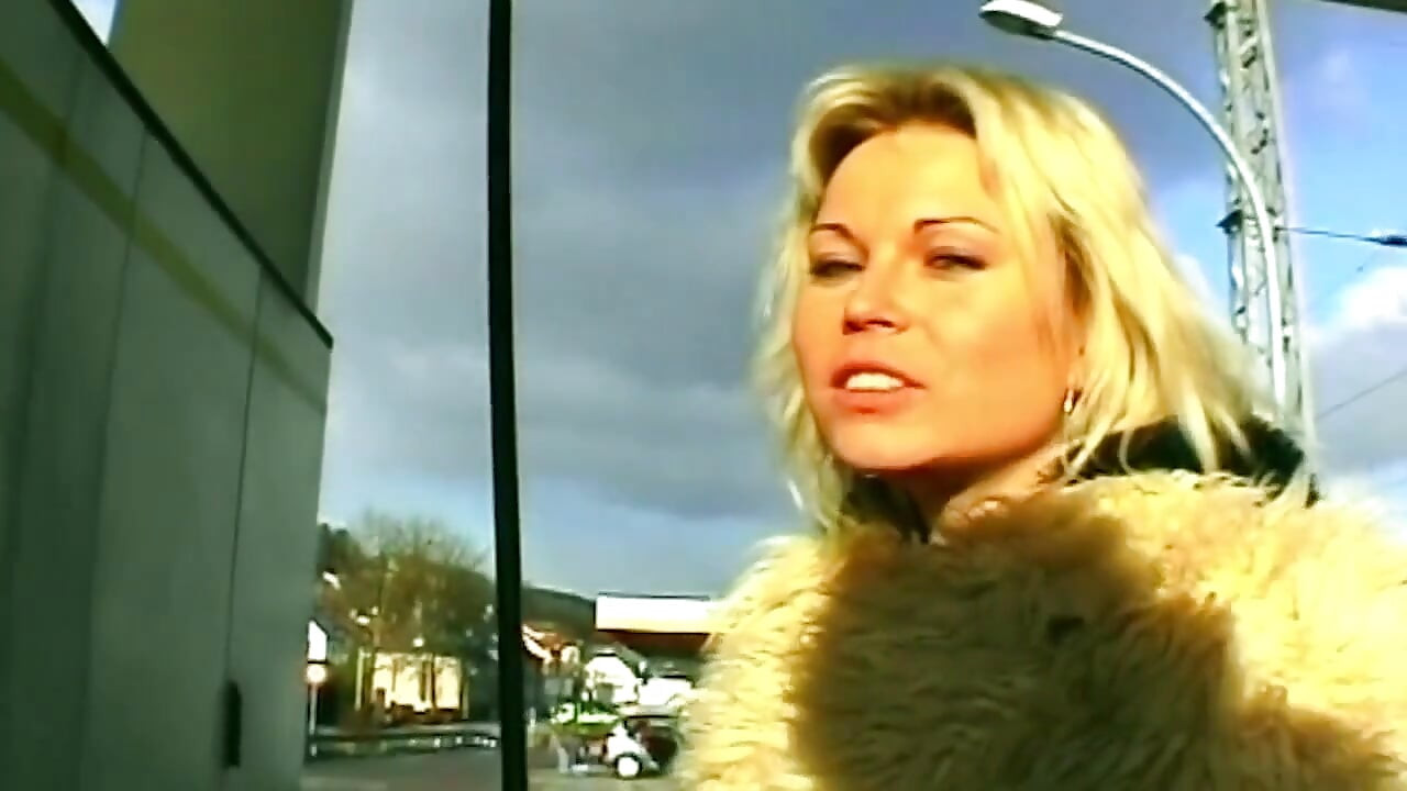 Blonda suge pula apoi își atinge pizda umedă