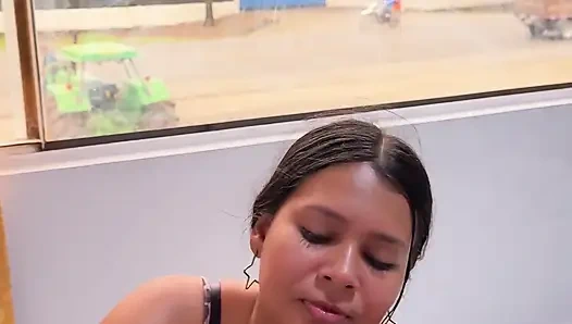 Dia suka melompatku ke penisku sementara semua orang pergi melalui jendela