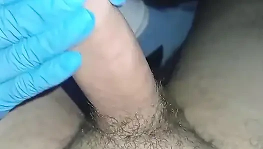 Sanfte Massage mit sterilen Handschuhen, es wird so gemacht, wie er möchte