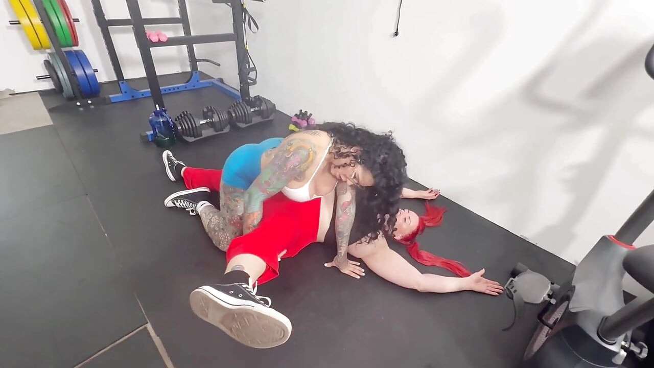 ストレッチセッションがレズビアンのストラップに変わったセックス