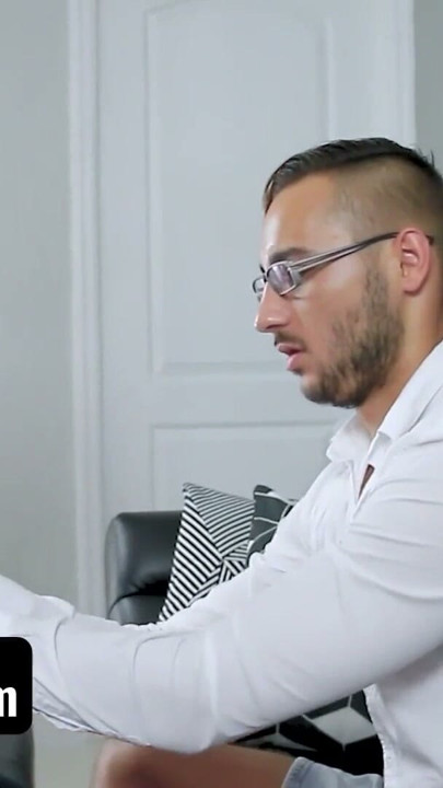 Totale Nerd geeft de voorkeur aan videogames in plaats van naar het het hete naakte lichaam van zijn stiefzus te kijken - Sislovesme | Clip 1