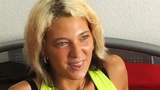 Cewek nakal rambut pirang dengan toket kecil lagi asik fingering memeknya di ruangan casting bokep