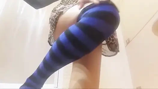 Ibu tirimu punya rahasia kecil di balik celana dalamnya