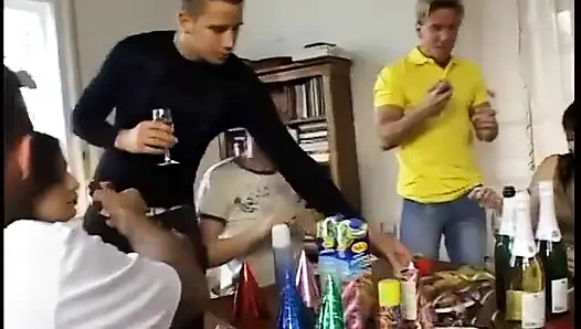 Üniversiteli kızlar grup sekste her delikten sikiliyor