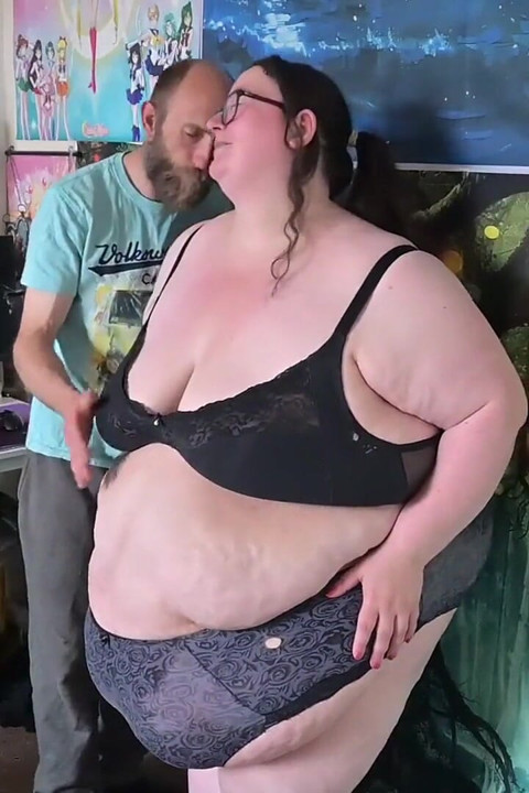 SSBBW خلعت ملابسها الداخلية وتقبل بحنان