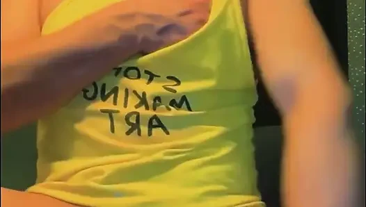 Evde yalnız eğlenen eşcinsel bir adam