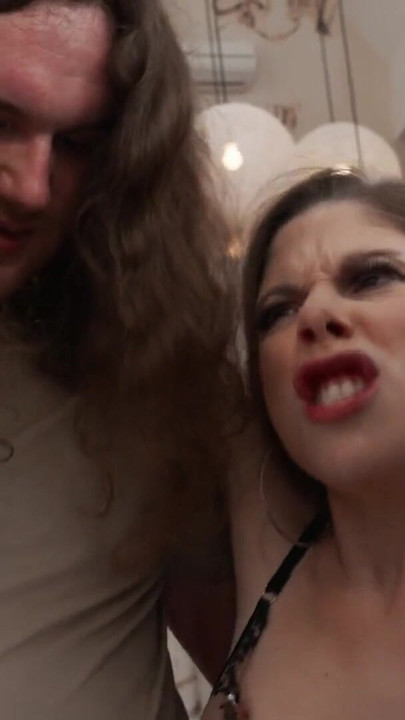 VIP4K. Ta MILF jest gotowa na ostre rżnięcie z trzema facetami | Klip 2