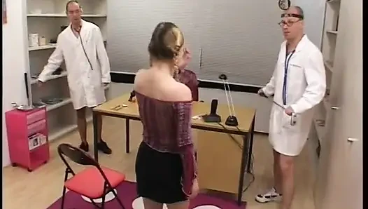 Sarışın genç kız doktorun ofisinde grup sekste yarak emiyor ve sikiliyor