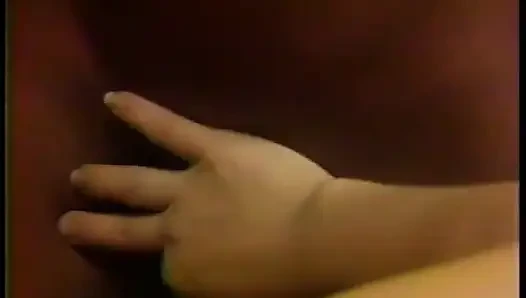 Kıllı amcıklı esmer kadın yatakta dildo kullanarak zenci lezbiyen tarafından sikiliyor
