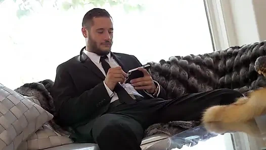 Возбужденная крошка-брюнетка принимает большой член глубоко в ее пизду