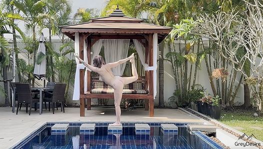 naken yoga: balansträning - grå lust