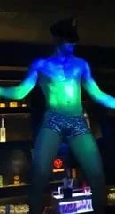Pria seksi menari di klub gay