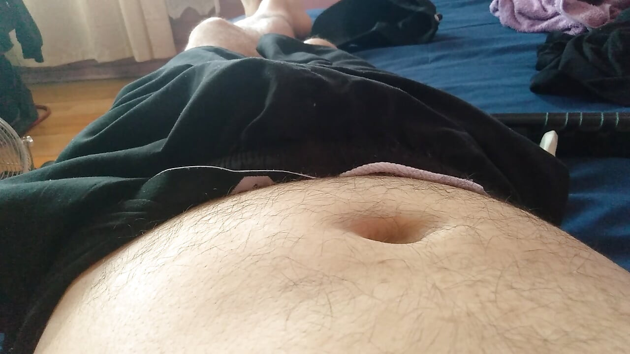 رجل قوي بزبه الخارق عاريا في لقطة مقربة