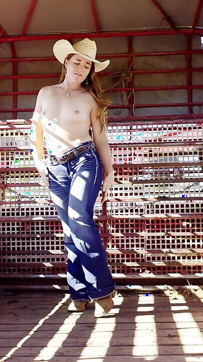 Κοκκινομάλλα καουμπόισσα Slow Strips Σε πειράζει με γυμνό σώμα Μυρίζει εσώρουχα Δοκιμάζοντας μουνί