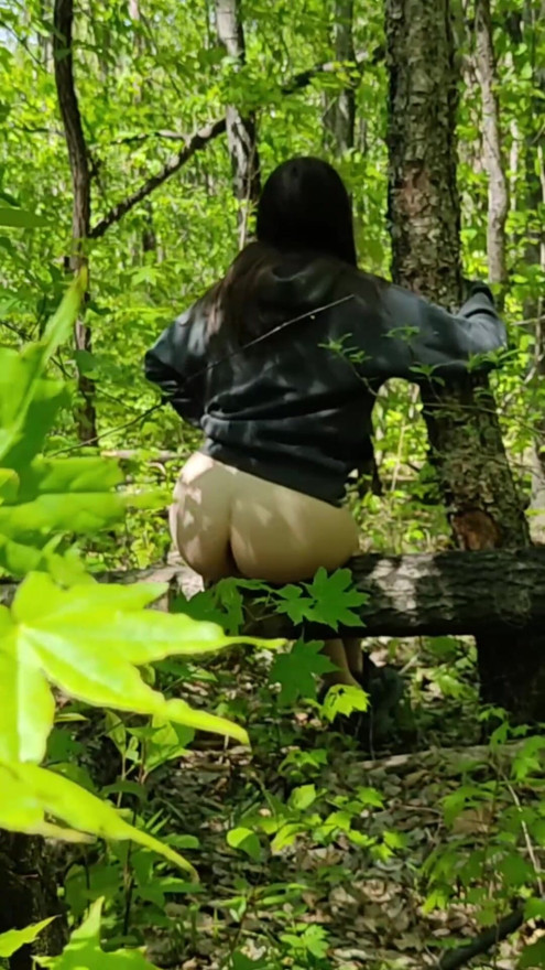 É apenas uma natureza bonita e minha bunda nua