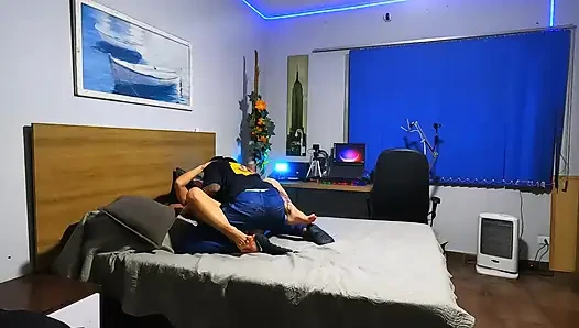 Istirahat makan malam: dia ingin duduk di penisku sebelum pencuci mulut