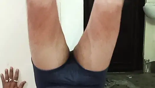 Yaramaz evli kadın yoga yaparken kocasına sakso çekiyor ve yüzüne boşalıyor