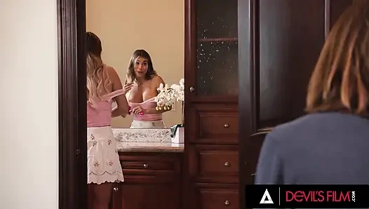 Devils FILM - Lilith Grace соблазняет друга брата и брата, расчесыв волосы в грязный трах в лицо