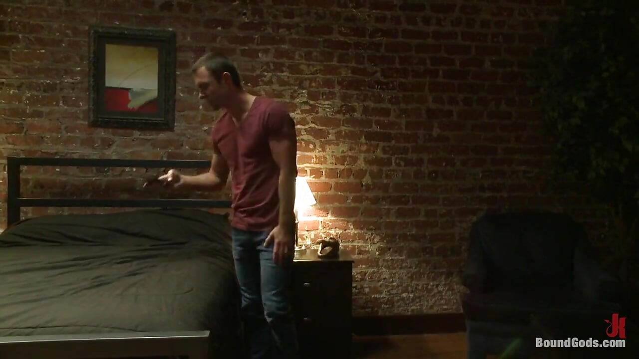 皮衣继父发出捆绑电话